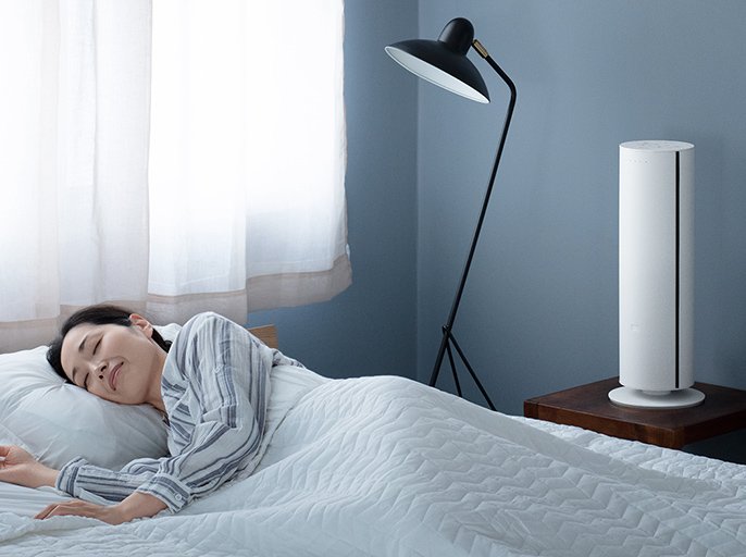 写真:女性が寝室で寝ている横にナノイーX搭載ファンヒーター Hot&Cool DS-FWX1201が置かれているイメージ
