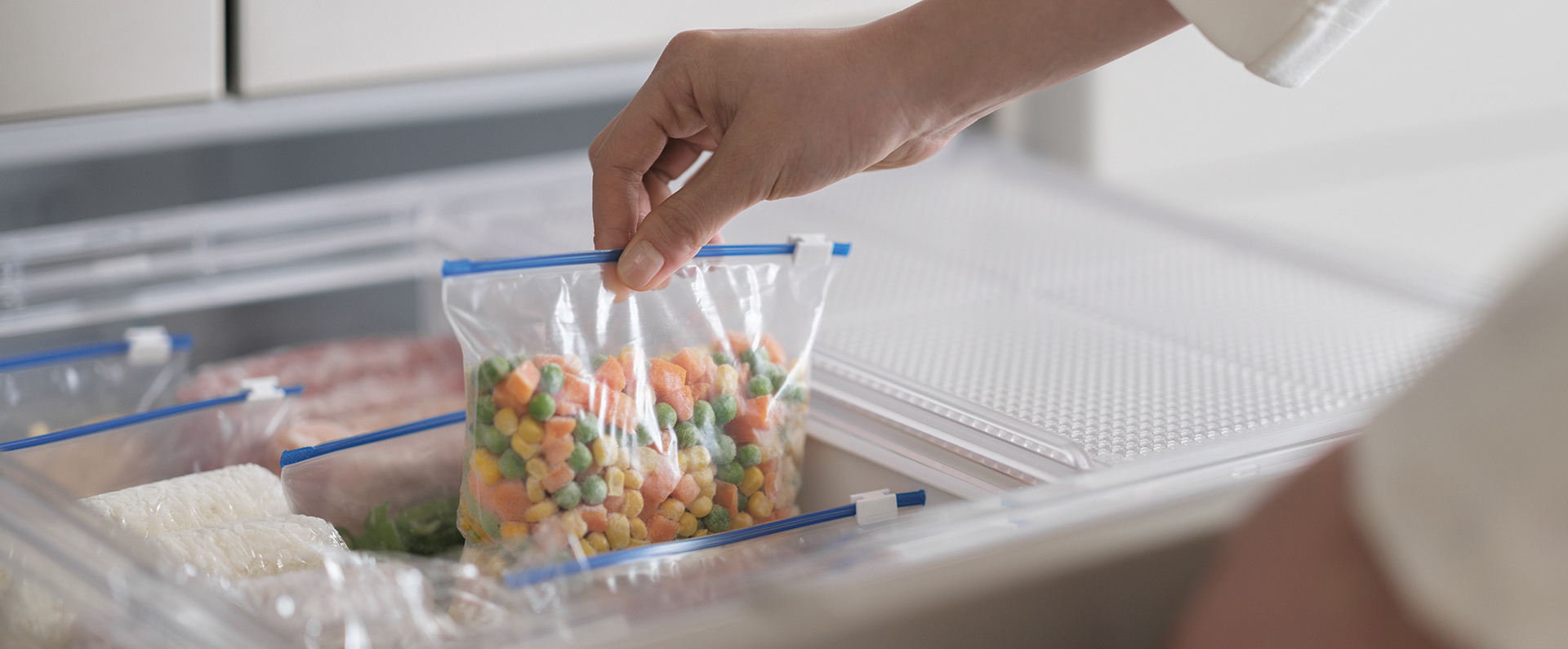 画像：冷凍室から食品を取り出すイメージ