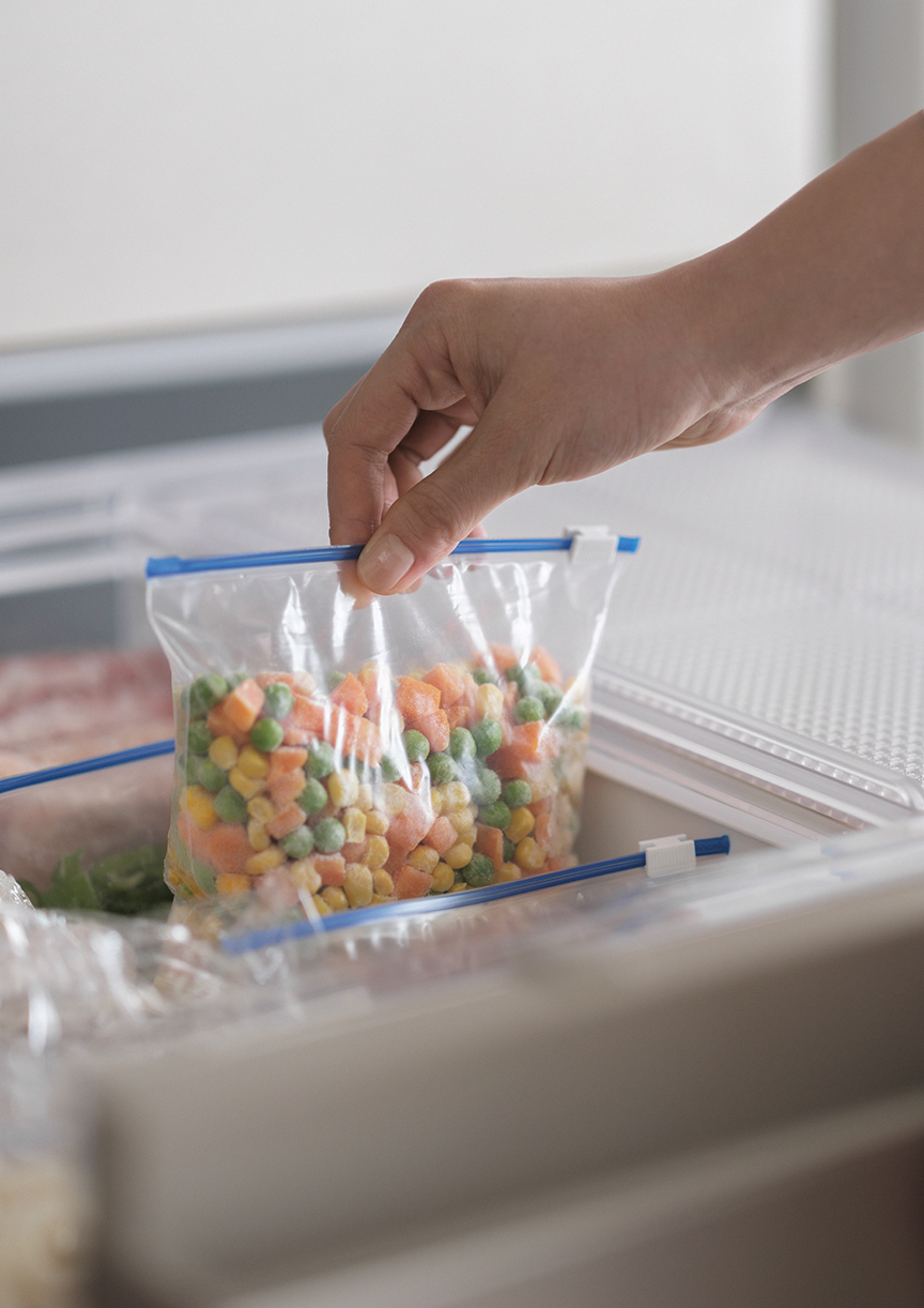 画像：冷凍室から食品を取り出すイメージ