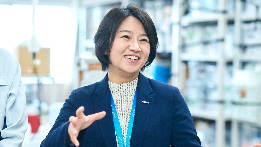 インタビューを受けている田頭さんの写真です。